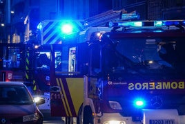 Los bomberos sofocan el incendio de un coche en el barrio de Los Alambres