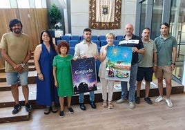 El jurado, con las obras seleccionadas. La ganadora, a la derecha de la imagen.
