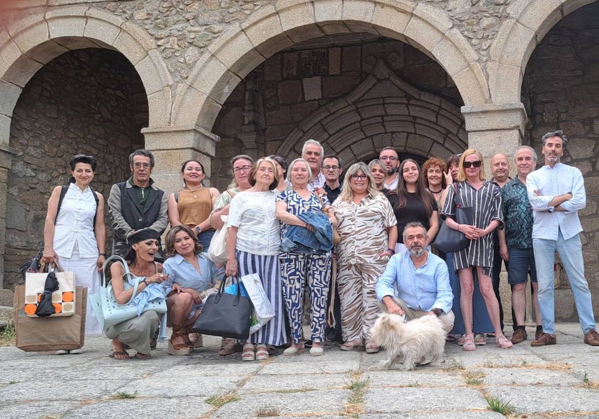 Los integrantes de la asociación, en la iglesia de Puente del Congosto.