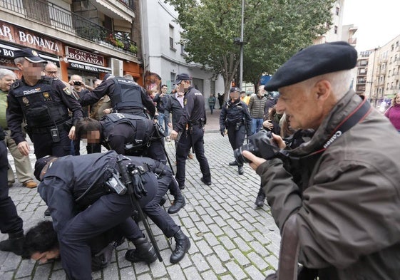 Instante en que el joven es detenido tras enfrentarse con los policías.