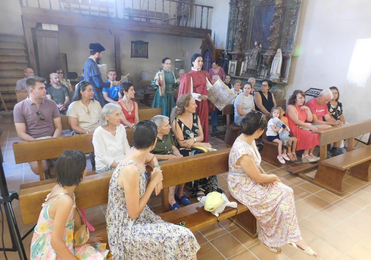 El público en el inicio del espectáculo 'Arcos y Ecos' en Turra de Alba.