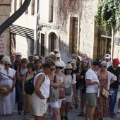 Turistas a las puertas del Centro de Recepción de Visitantes.