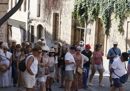 Turistas, a las puertas del Centro de Recepción de Visitantes.