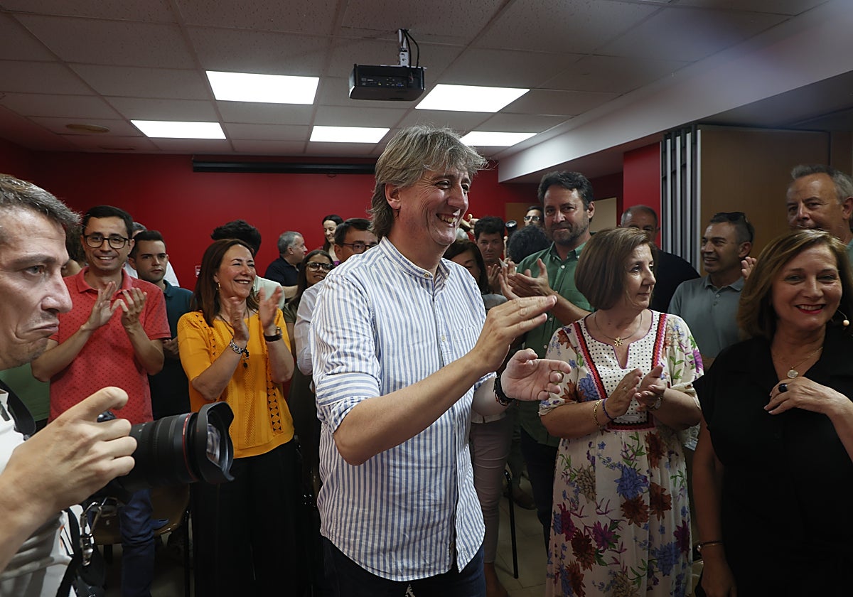 Carlos Martínez fue recibido este martes en la sede salmantina entre  aplausos de sus compañeros de partido.