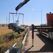Retirada del vehículo del lugar del accidente en la A-62 este martes.