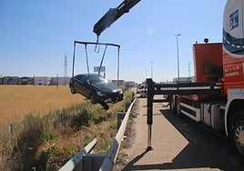 Retirada del vehículo del lugar del accidente en la A-62 este martes.