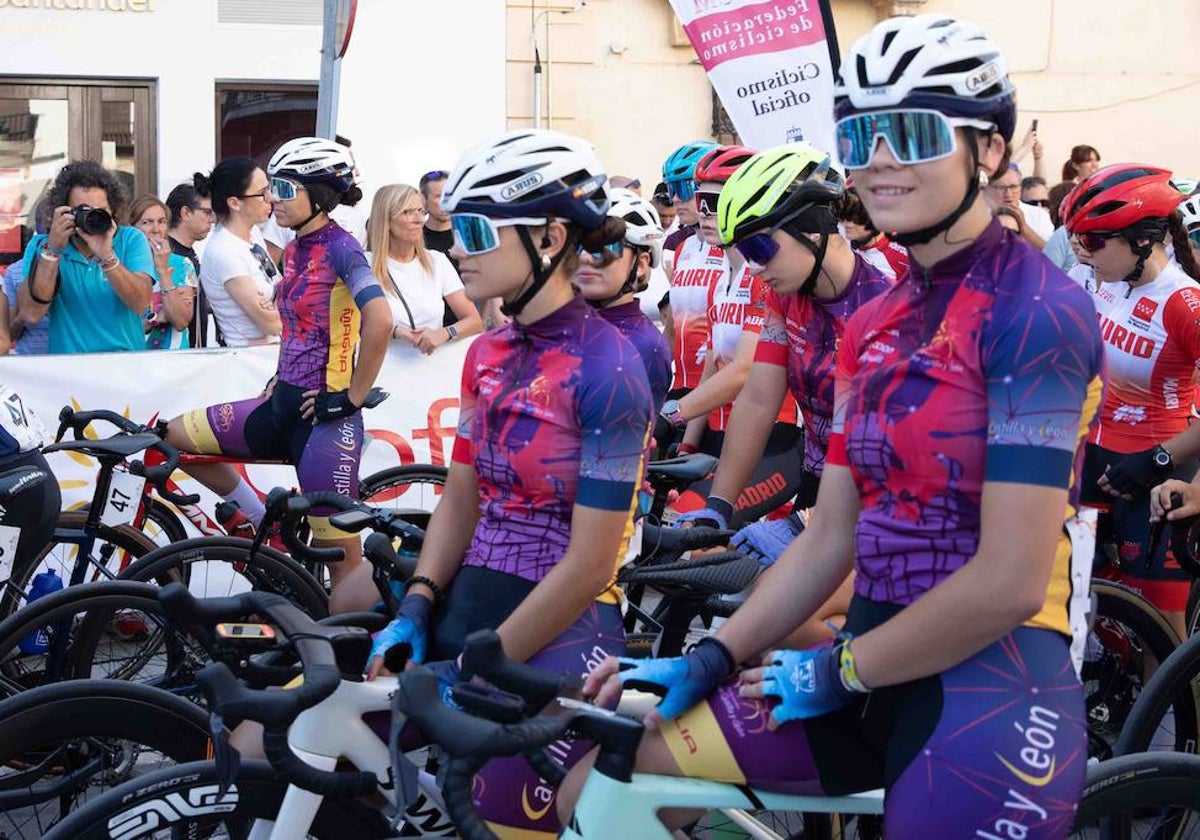 Las corredoras del equipo Mirat antes de iniciar una de las etapas en los campeonatos de España por selecciones.