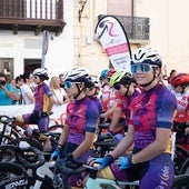 Las corredoras del equipo Mirat antes de iniciar una de las etapas en los campeonatos de España por selecciones.