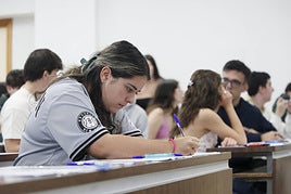 Estudiantes en la primera convocatoria en la PAU en Salamanca.