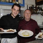 Pedro Morín (derecha) en una foto de archivo en su restaurante.