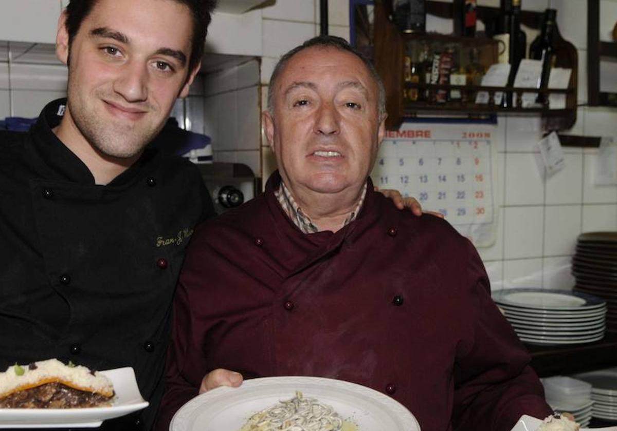 Pedro Morín (derecha) en una foto de archivo en su restaurante.