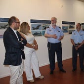 Autoridades municipales y militares durante el recorrido por la exposición