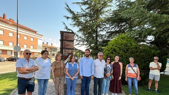 Foto de familia del homenaje en el monolito.