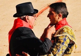 El alcalde de sol pone el pañuelo pamplonica a Javier Castaño en la vuelta con el trofeo que cortó en 2019.