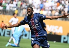 El delantero del Paris Saint-Germain Ousmane Dembélé celebra un gol ante el Real Madrid en las semifinales del Mundial de Clubes 2025 en el Metlife Stadium de Nueva Jersey (Estados Unidos).