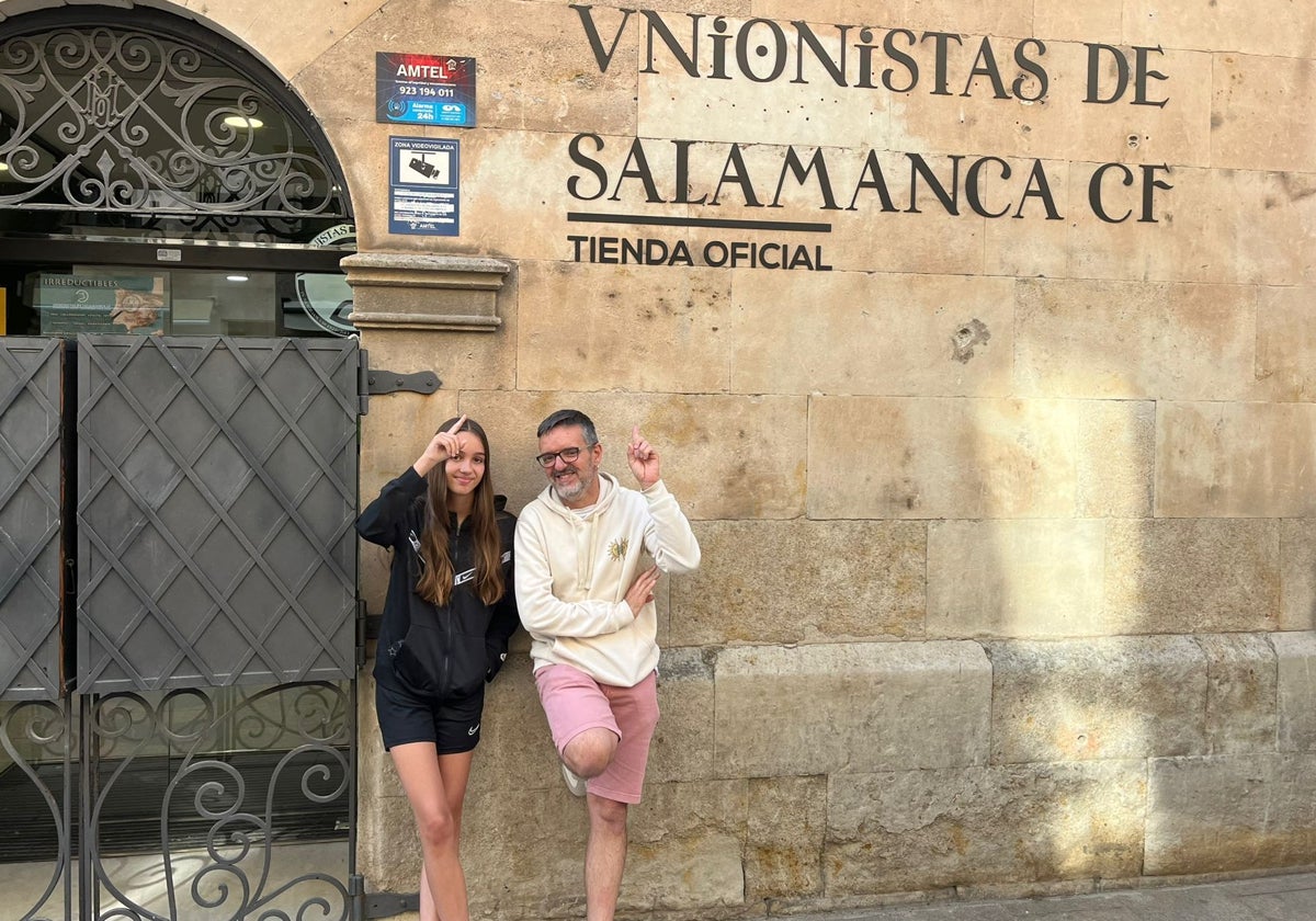José Ignacio y su hija esperando a que abrieran las puertas de la tienda de Unionistas en el primer día de nuevas altas.