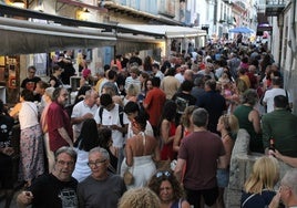 Lleno en la calle Gerona con motivo de la fiesta de bienvenida del festival