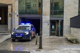 Detenido a un hombre por hurto de bandolera de un vehículo de reparto y utilización de tarjeta bancaria