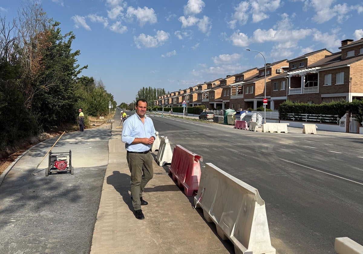 El regidor de Santa Marta, David Mingo, durante la visita a las obras de la rotonda.