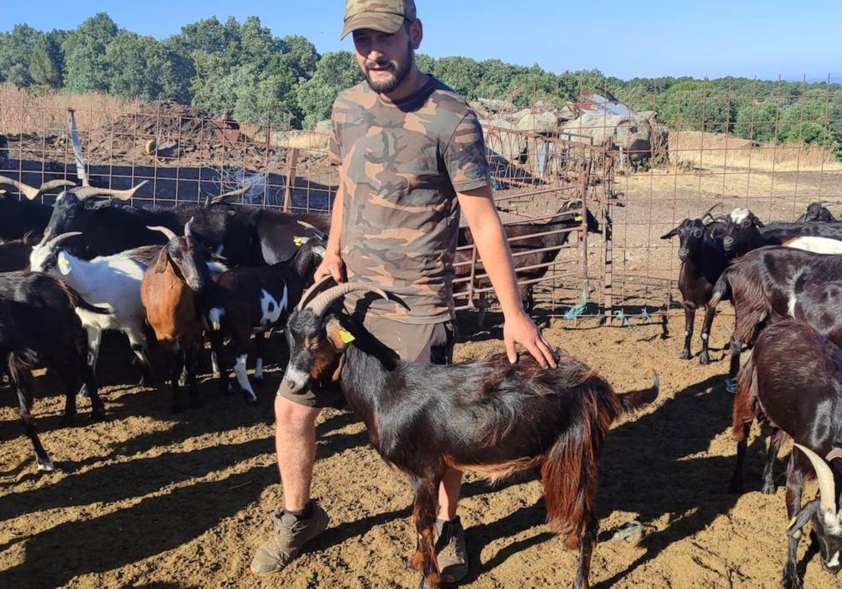 José Luis Lorenzo Iglesias, con sus cabras.