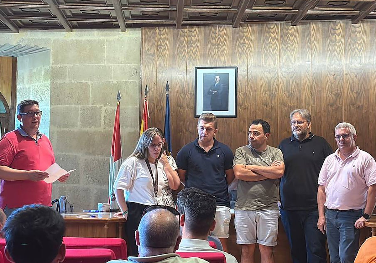 Algunos de los miembros de la nueva junta directiva del Albense, una vez concluida la asamblea extraordinaria.