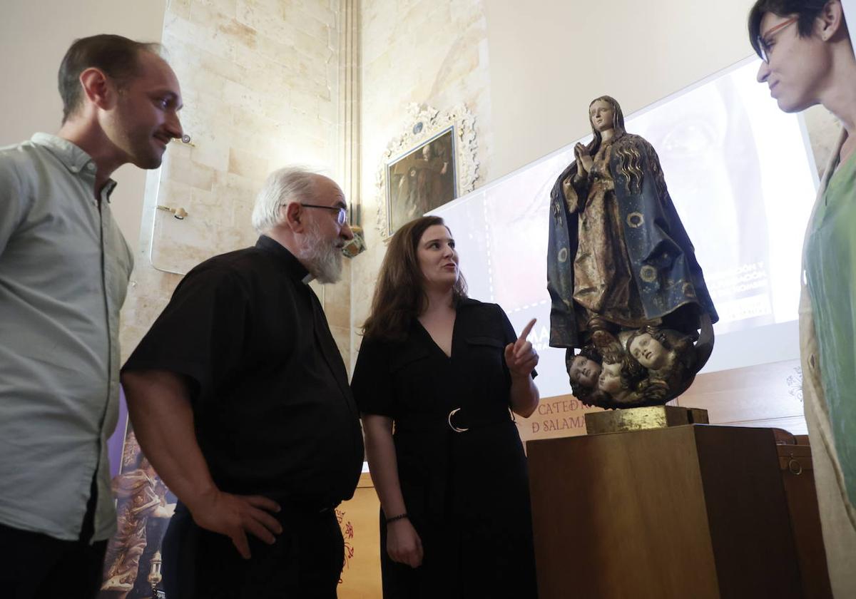Raúl Benito, Juan José Calles, Beatriz Martín y Consuelo Valverde, durante la presentación de la talla.