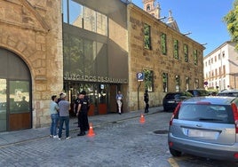 Agentes de la UIP, a las puertas de los Juzgados de Colón por si pudiera producirse algún altercado.
