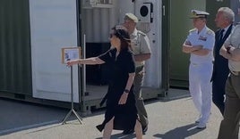 La ministra Margarita Robles, durante su visita al Acuartelamiento General Arroquia.