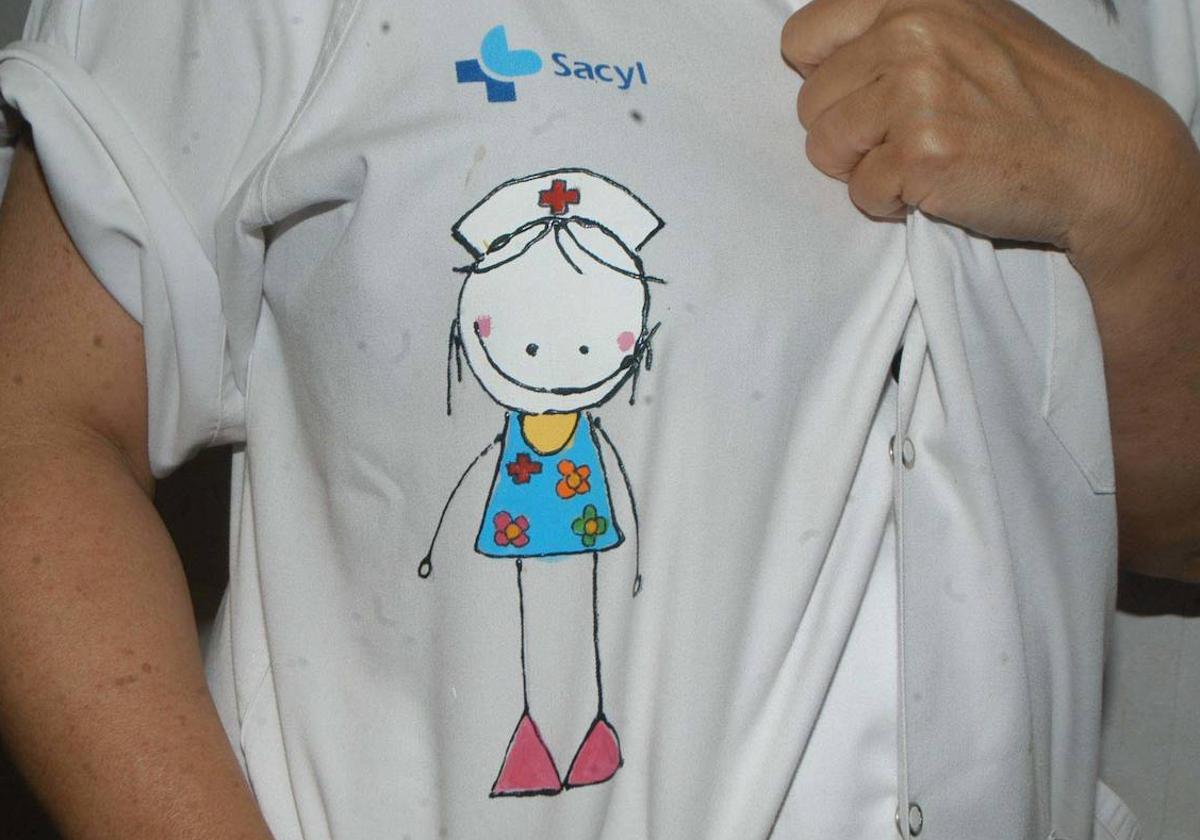 La bata de una trabajadora de pediatría.