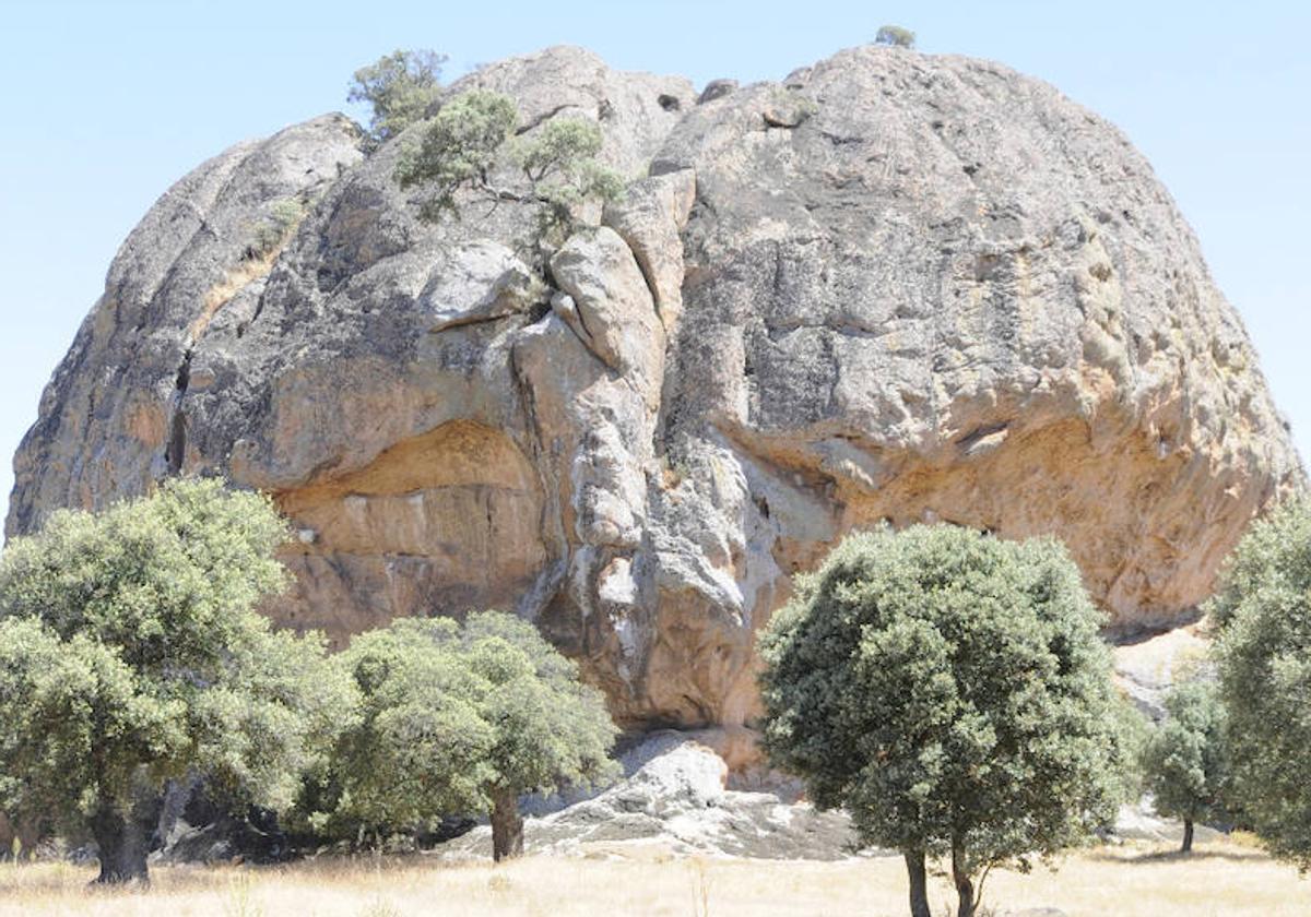 La mole granítica que destaca en la llanura de la dehesa.