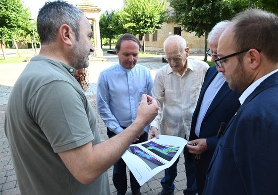 Alcalde y concejales presentaron el plan al deán de la catedral y al vicario.