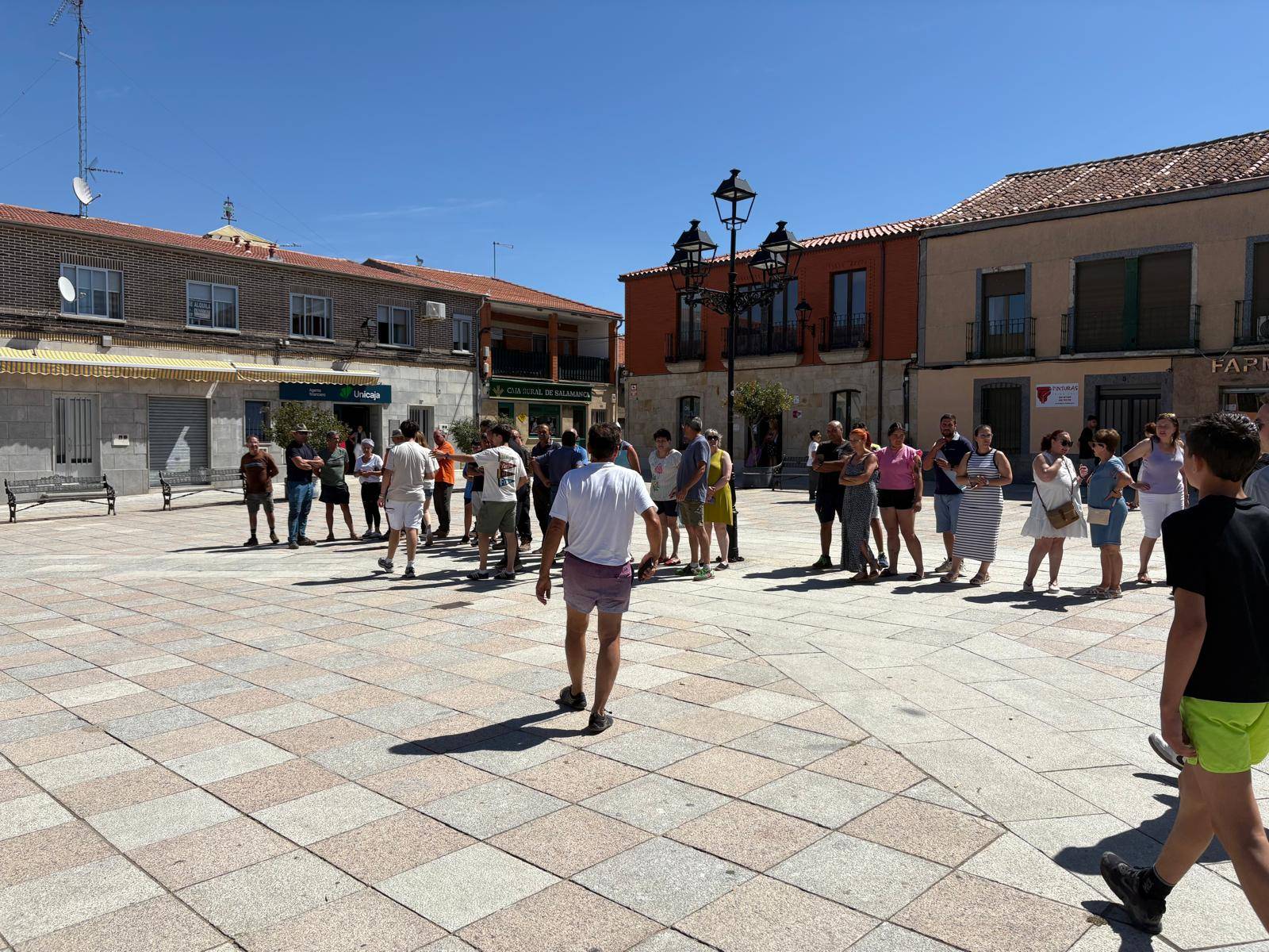 Decenas de tractores en las calles de Alaraz y Cantalpino en memoria de David Lafoz