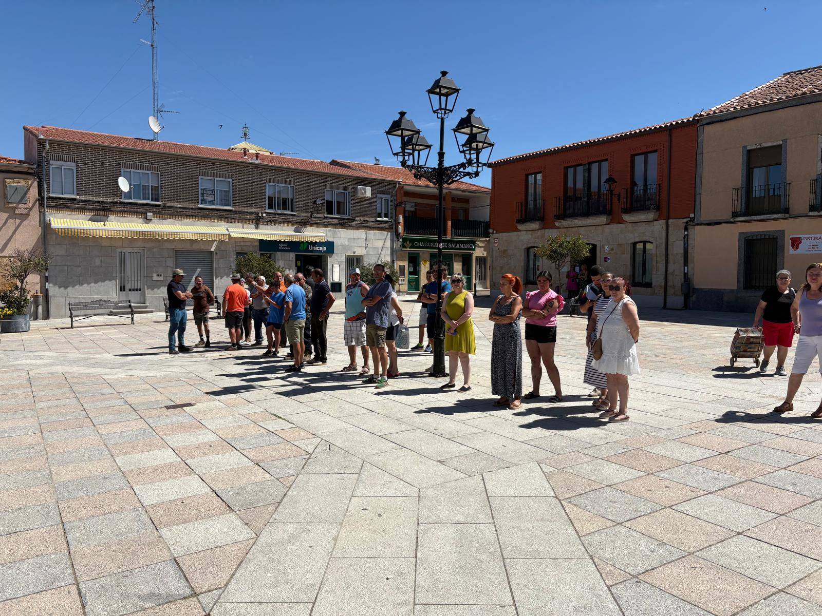 Decenas de tractores en las calles de Alaraz y Cantalpino en memoria de David Lafoz