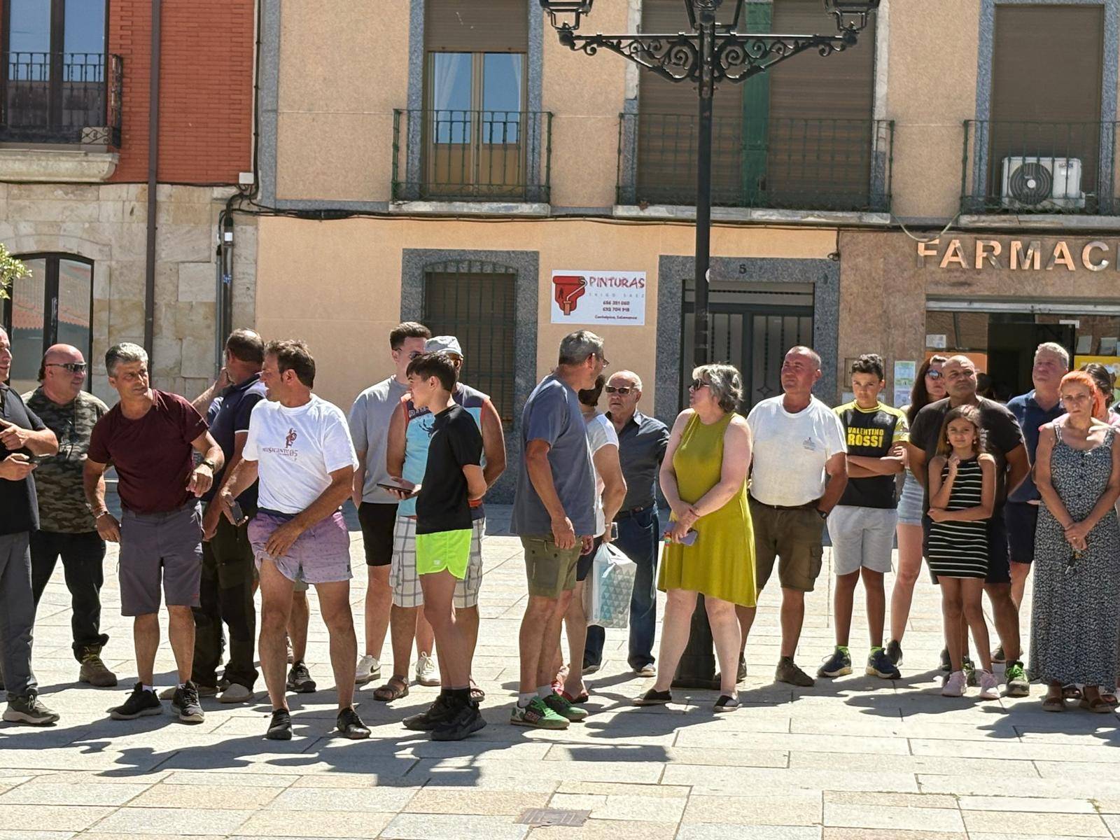 Decenas de tractores en las calles de Alaraz y Cantalpino en memoria de David Lafoz