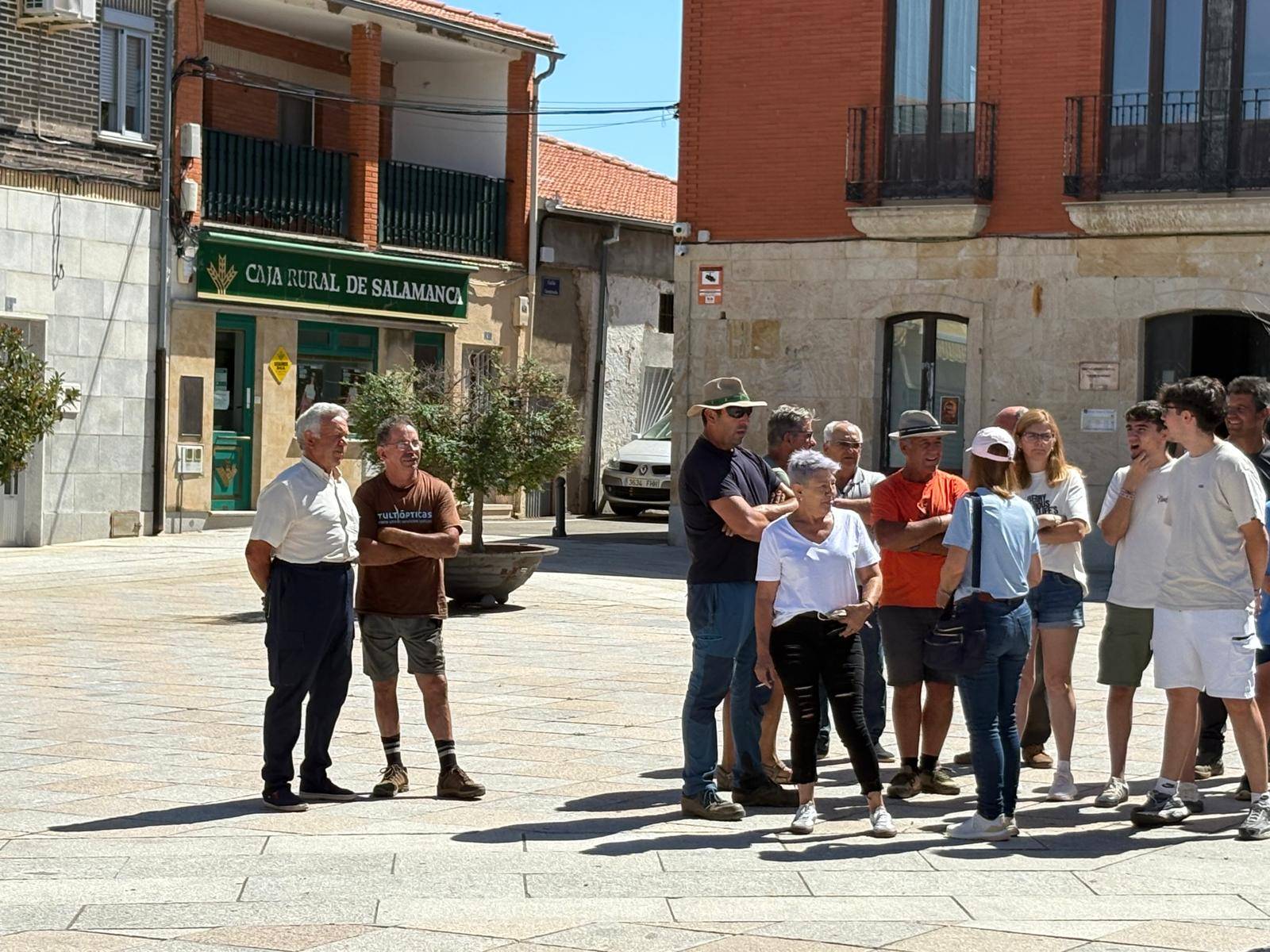 Decenas de tractores en las calles de Alaraz y Cantalpino en memoria de David Lafoz