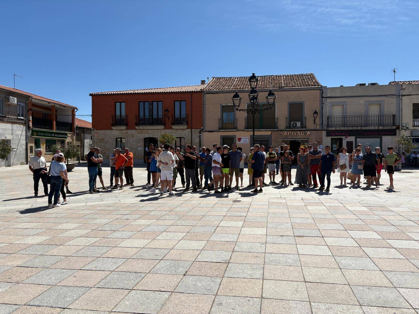 Decenas de tractores en las calles de Alaraz y Cantalpino en memoria de David Lafoz