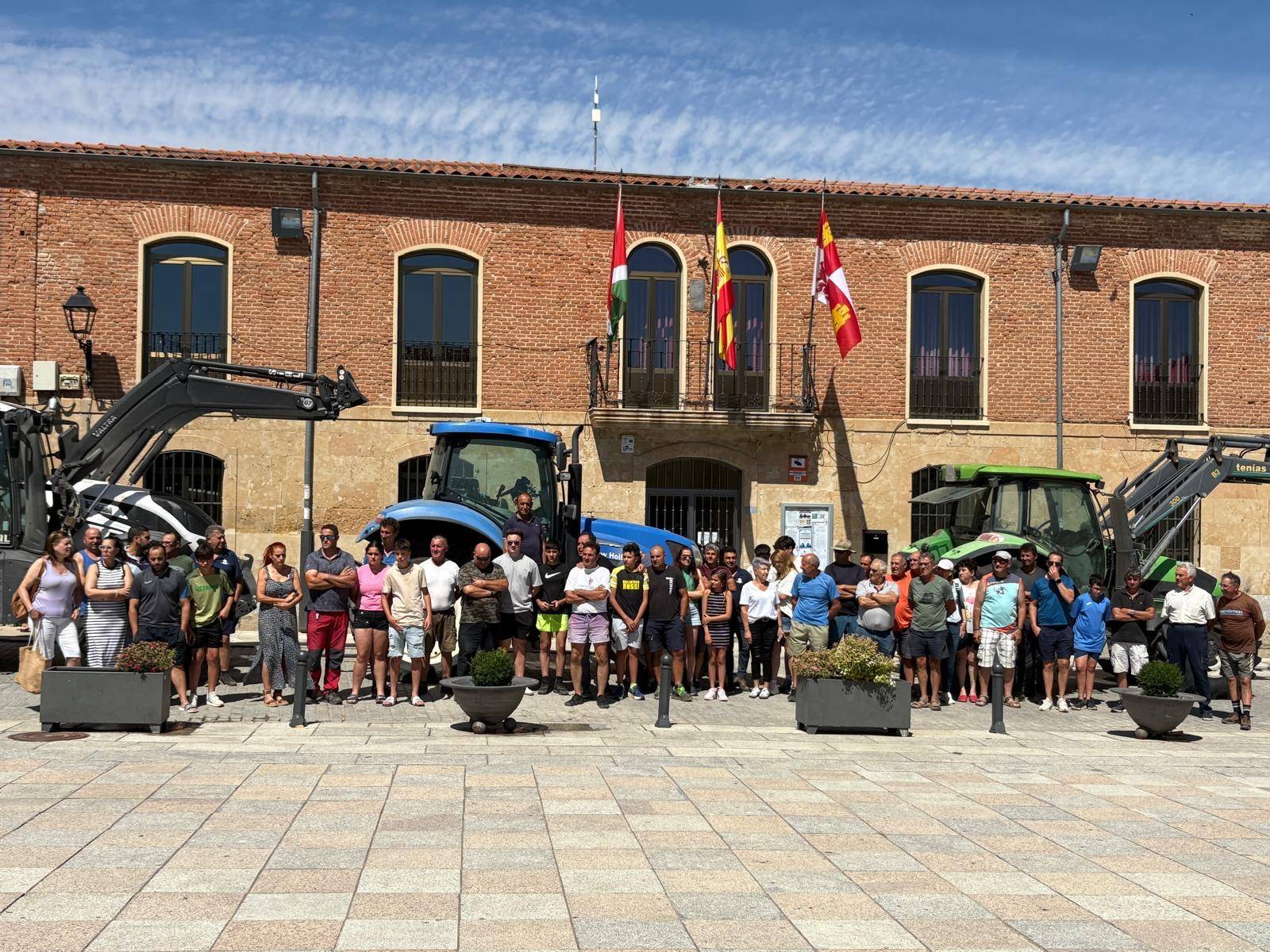 Decenas de tractores en las calles de Alaraz y Cantalpino en memoria de David Lafoz