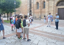 La ruta comenzó en la plaza de Herrasti.