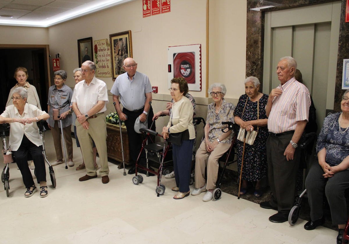 Imagen principal - También recibió la felicitación de sus compañeros.