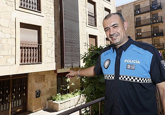 Juan José Rodrigo, oficial de la Policía Local, regresó esta semana por primera vez desde que ocurrió el incendio al lugar de los hechos.