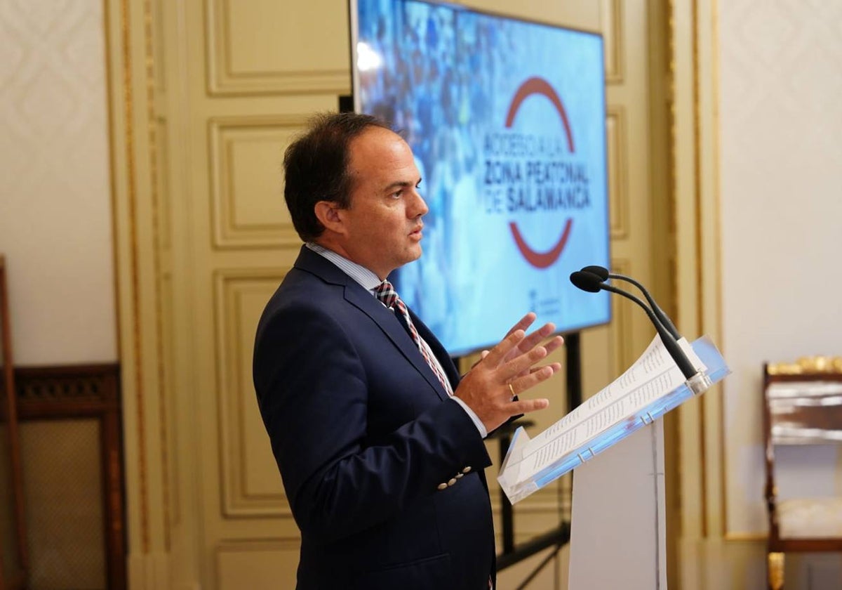 El concejal de Tráfico, Ángel Molina, este viernes, en la presentación del balance de la primera semana del nuevo sistema de control de acceso.