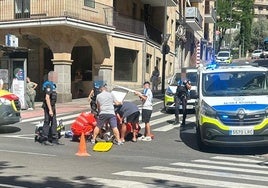 Asistencia al herido, que quedó tendido en la calzada.