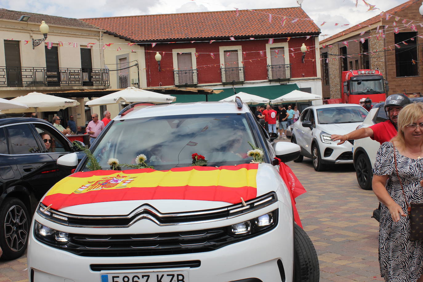 Masiva bendición de vehículos y conductores entre sonidos de claxon en La Fuente de San Esteban