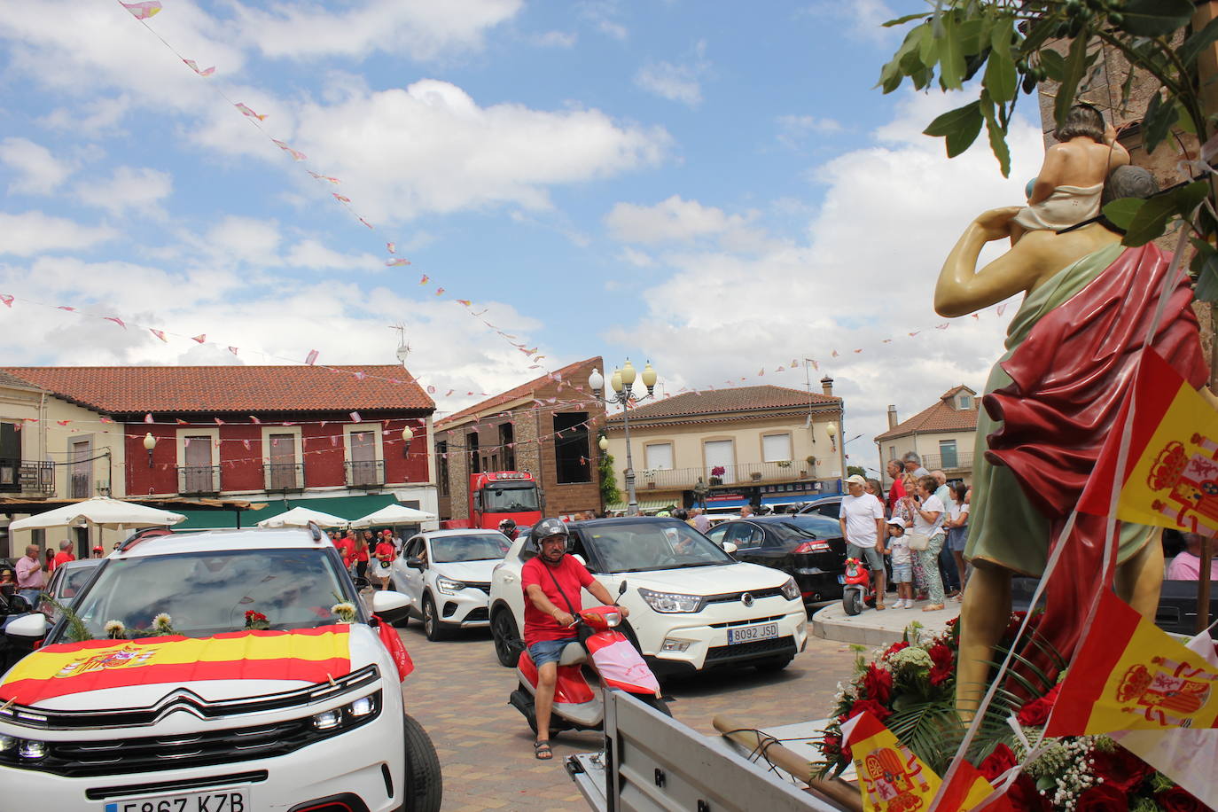 Masiva bendición de vehículos y conductores entre sonidos de claxon en La Fuente de San Esteban