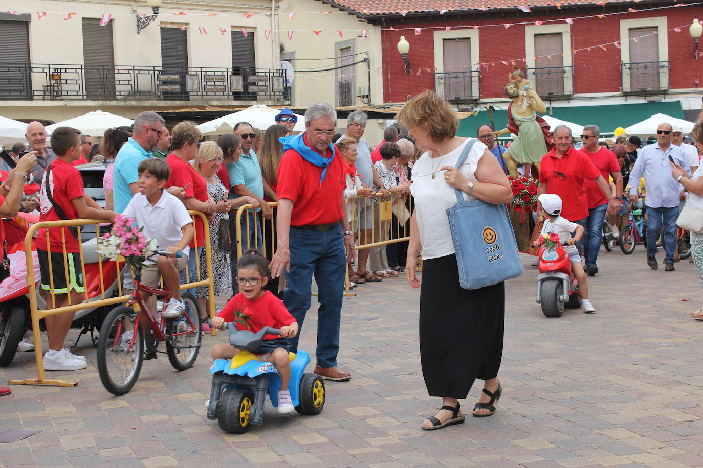 Masiva bendición de vehículos y conductores entre sonidos de claxon en La Fuente de San Esteban