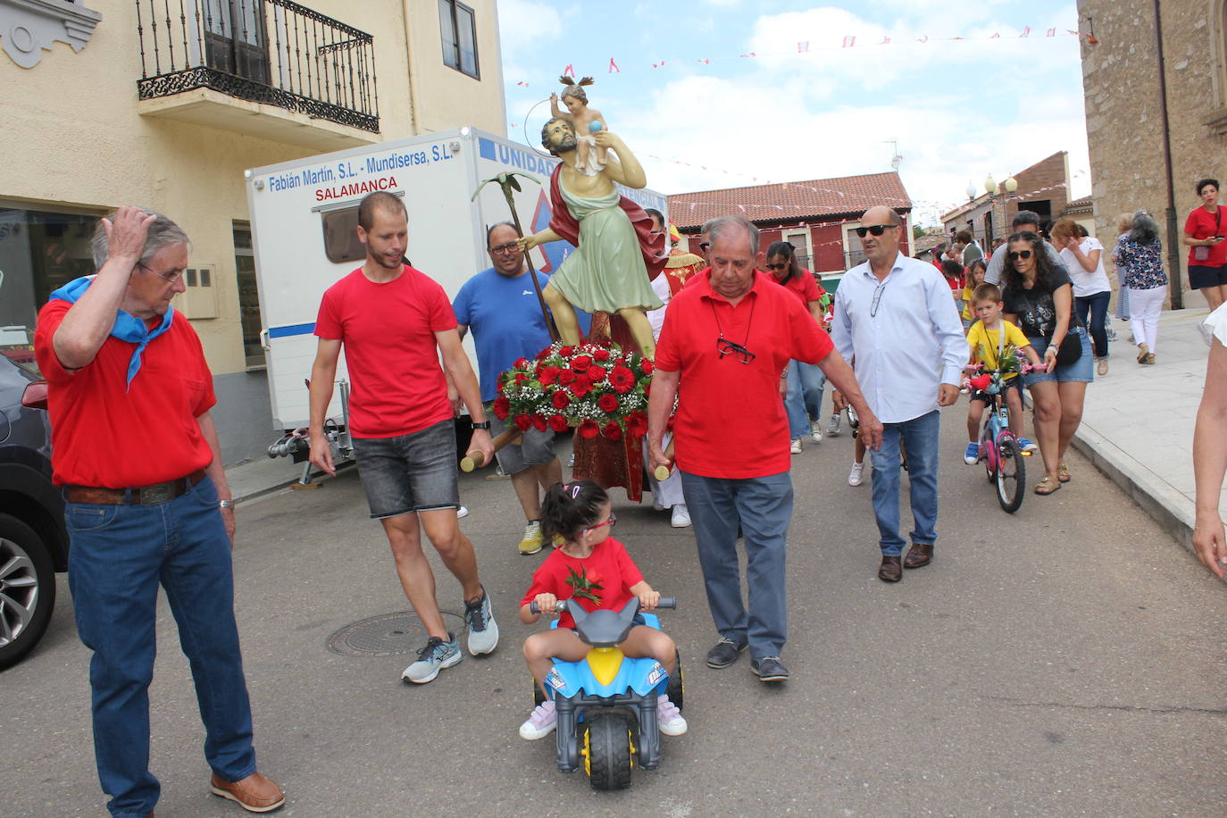 Masiva bendición de vehículos y conductores entre sonidos de claxon en La Fuente de San Esteban
