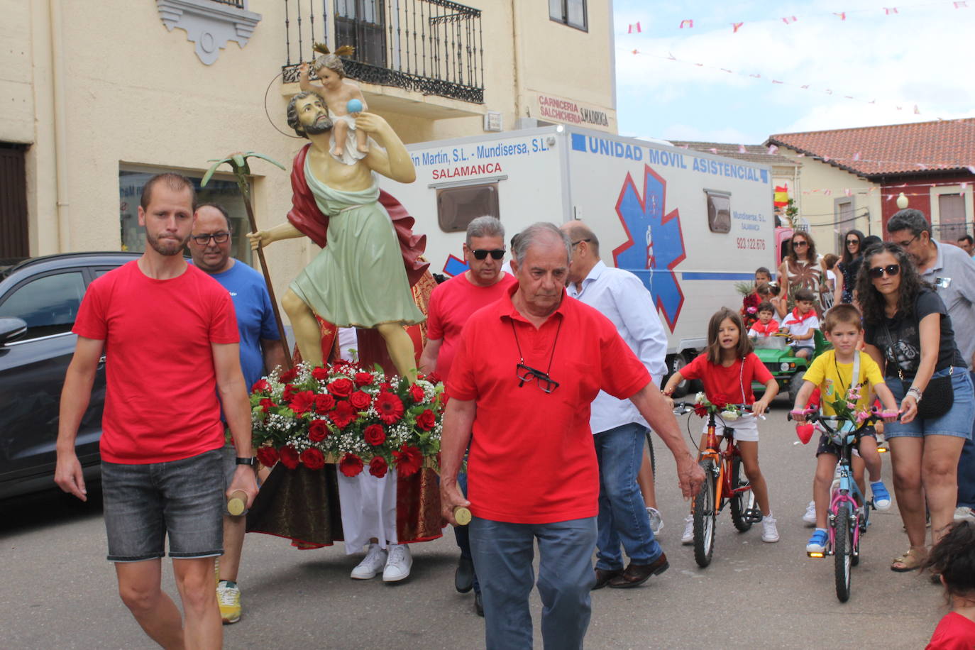 Masiva bendición de vehículos y conductores entre sonidos de claxon en La Fuente de San Esteban