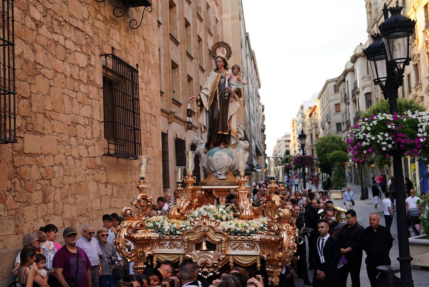 La Virgen del Carmen procesiona con un nuevo paso