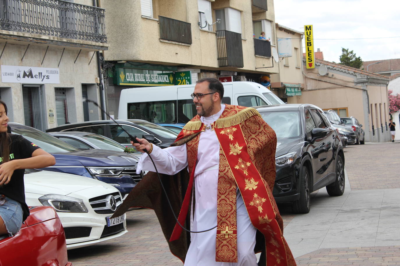 Masiva bendición de vehículos y conductores entre sonidos de claxon en La Fuente de San Esteban