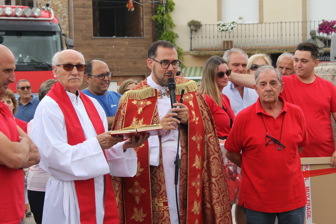 Masiva bendición de vehículos y conductores entre sonidos de claxon en La Fuente de San Esteban